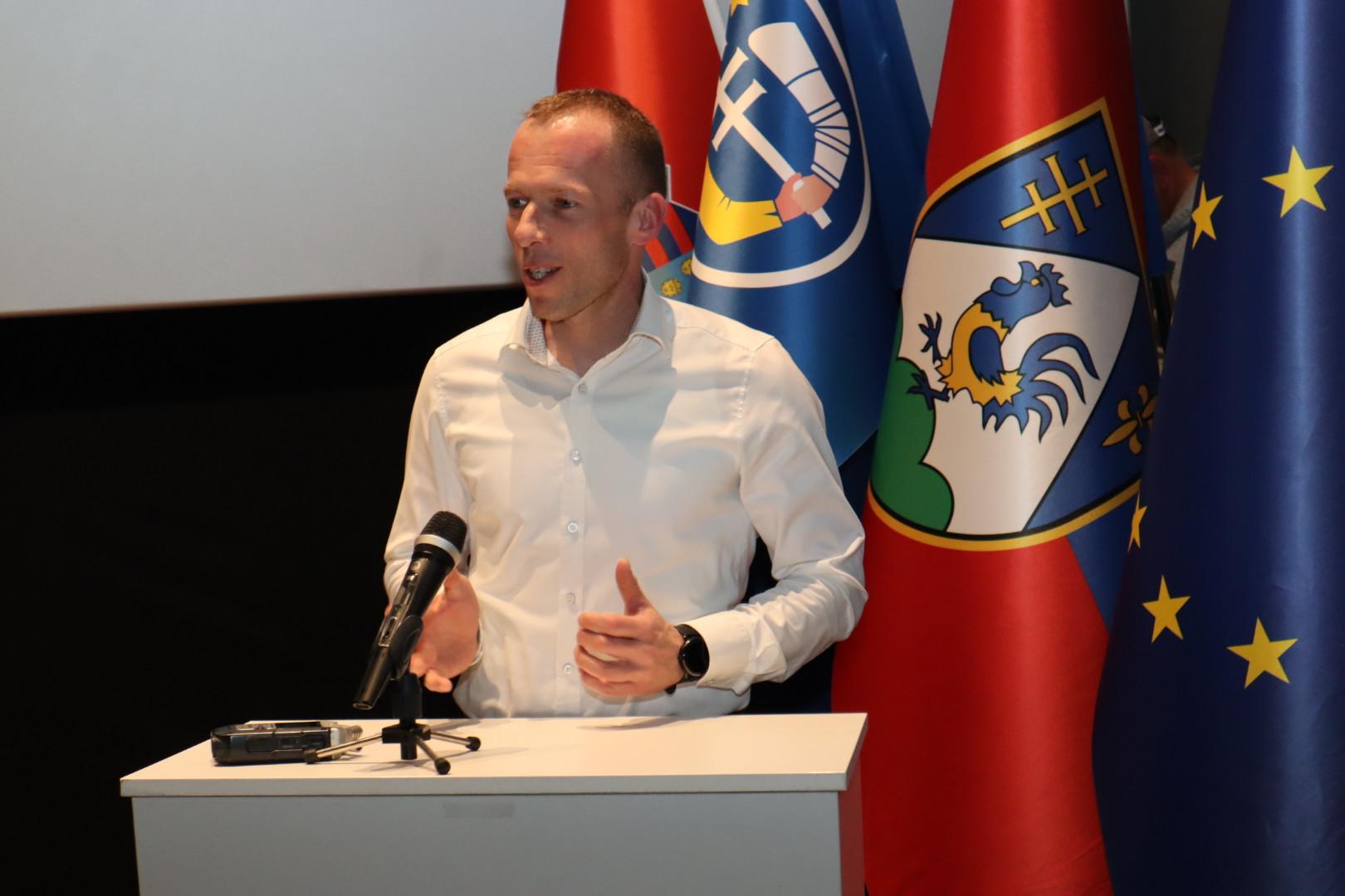 20000101000032-img-7740