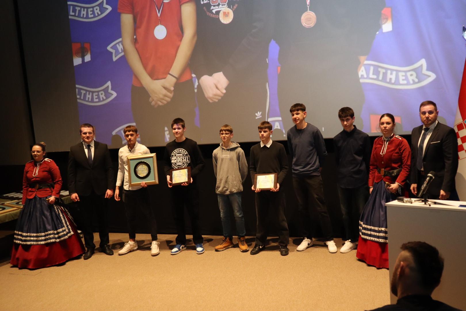 20000101000034-img-7681