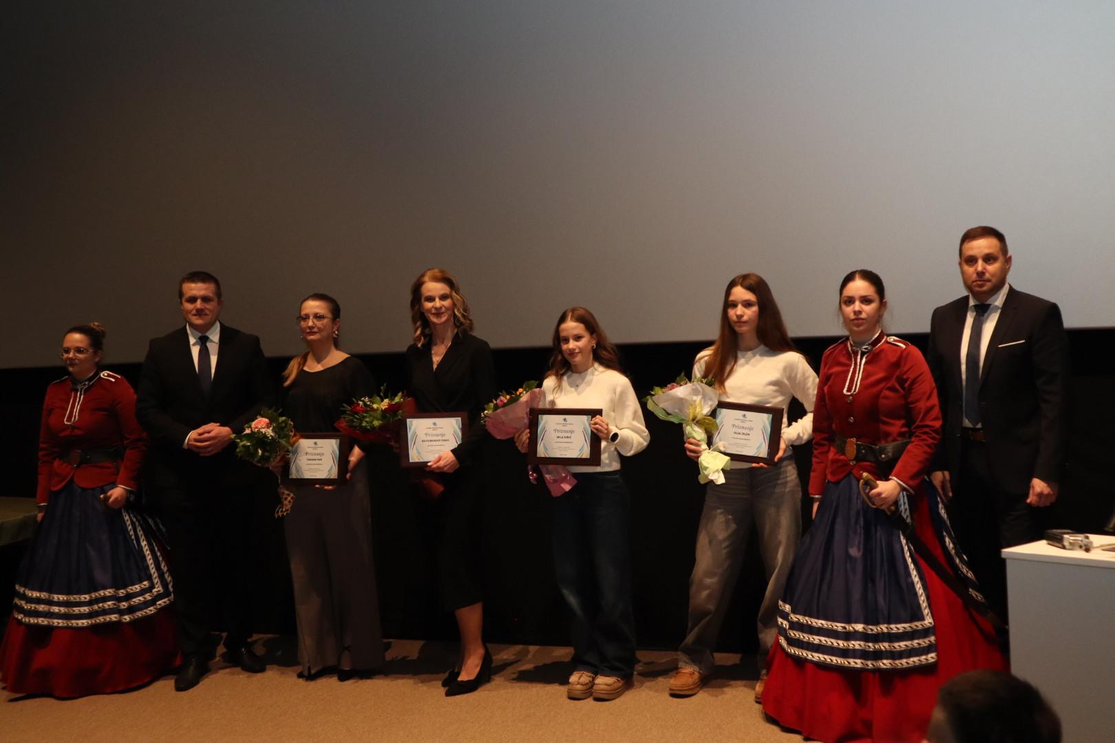 20000101000105-img-7708