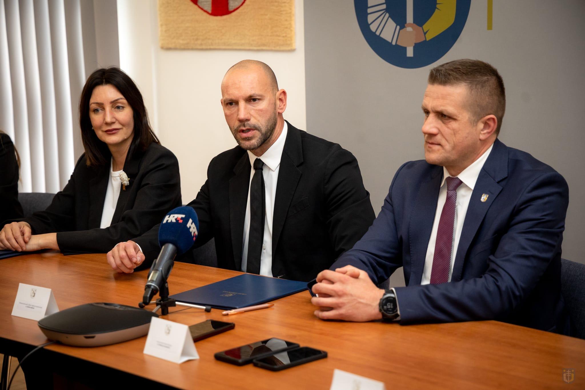 1ea0c53a-5542-4225-a920-217e4ff6c744