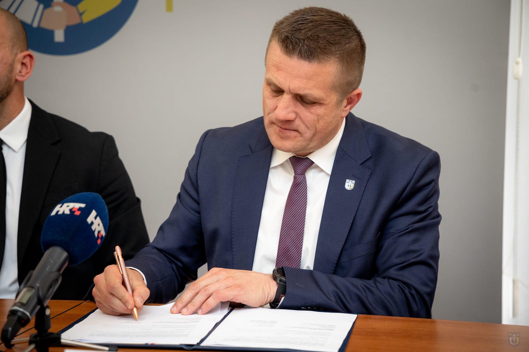 6fc0eff5-3229-4c8f-b0af-1e498fe2d078