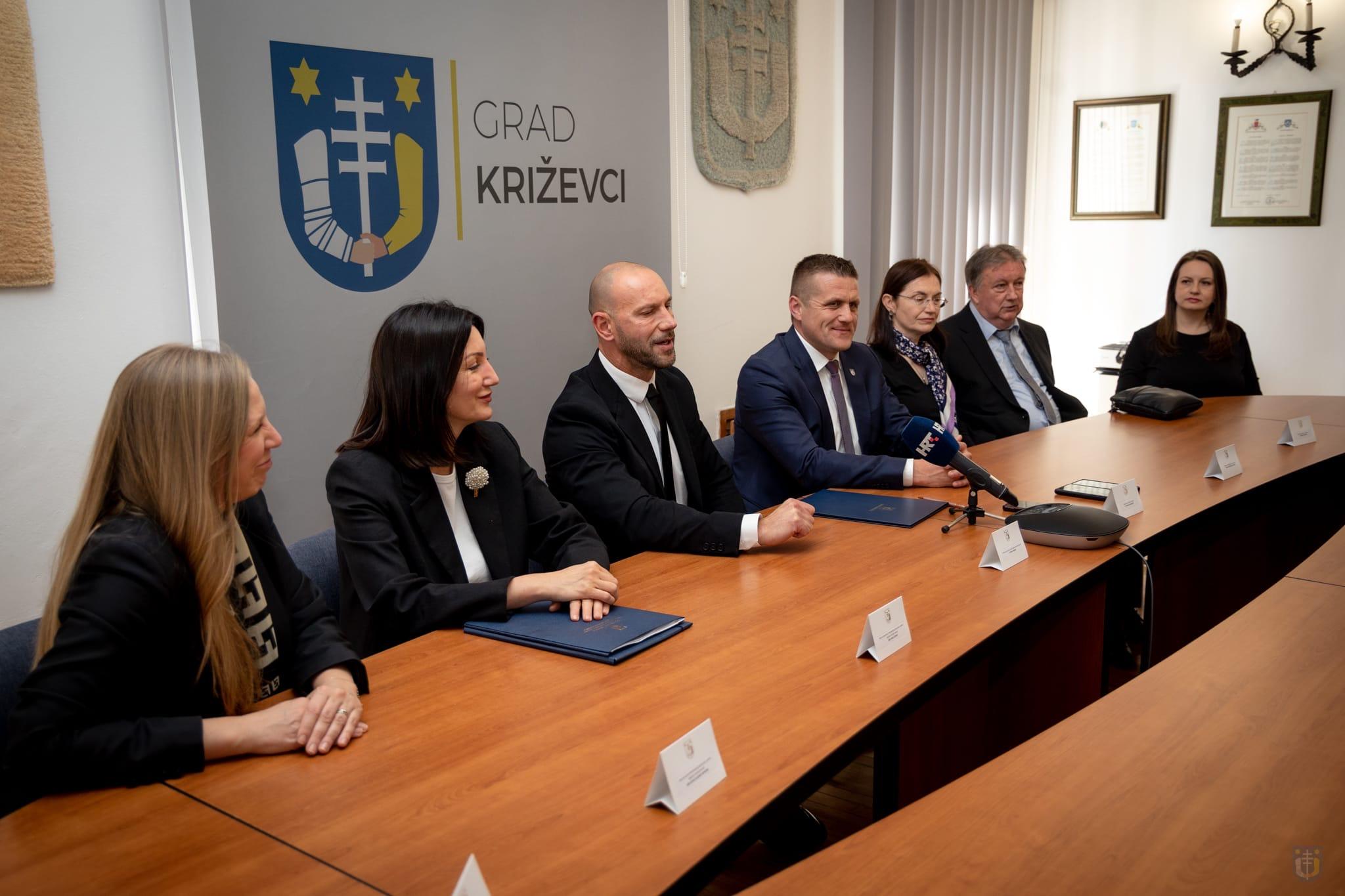 ef99905a-9b4c-455a-8b71-0f69c3df92f6